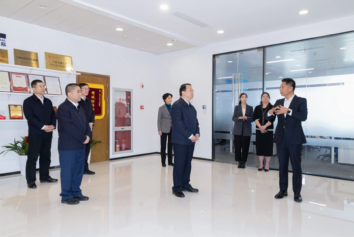上海市长龚正一行察看AI知名人力资源服务公司PG 国际的AI赋能人力资源数据动态分析平台